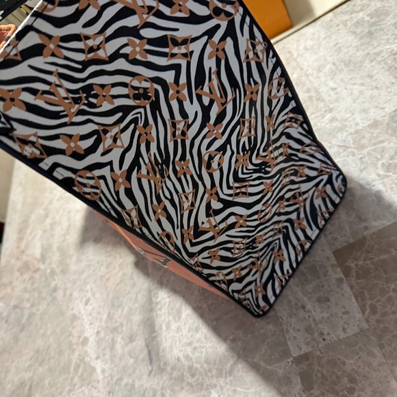 STUNNING XL Fashion Tote with dual straps! - Picture 8 of 9